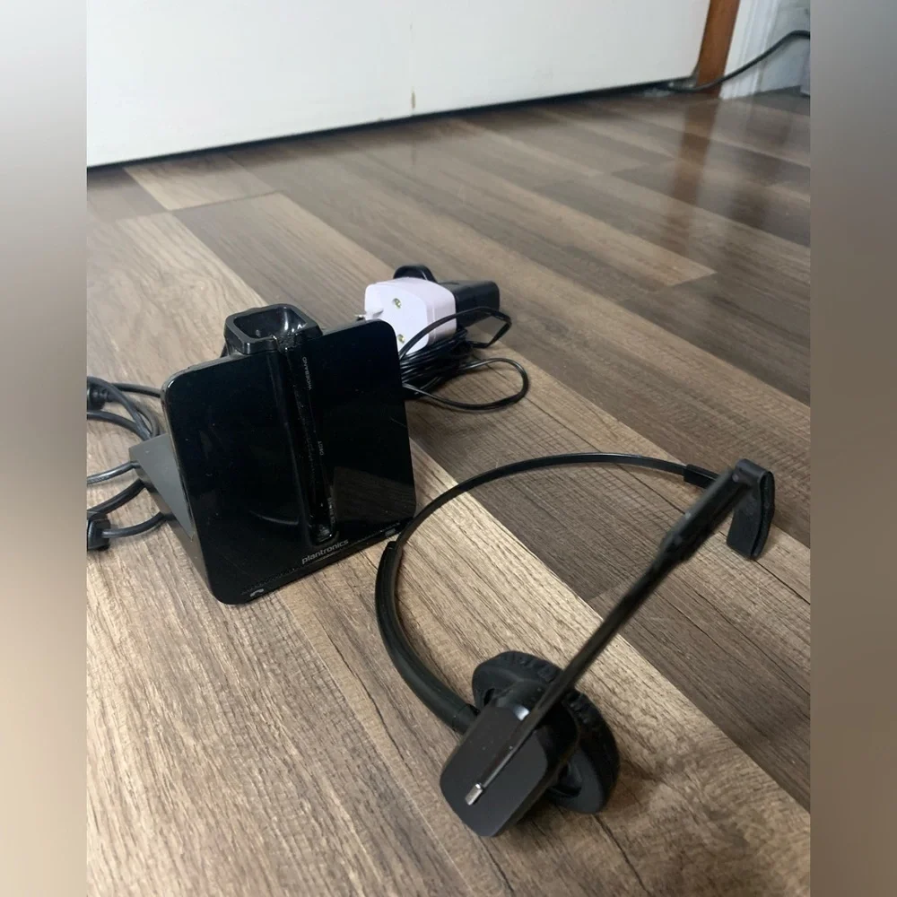 PLANTRONICS c054a wireless headset, USB and power cord included, works fine.